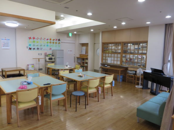 カラフルな装飾と子ども用家具が置かれた明るい共用スペース